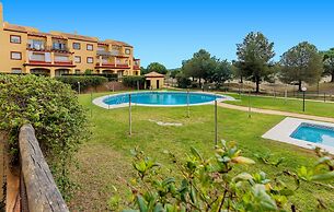 Cosy Apartment With Shared Pool