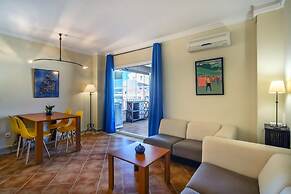 Beachside Apartment With Pool