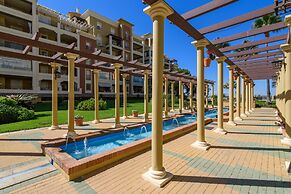 Beachside Apartment With Pool