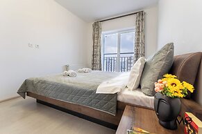 MoHost Dynamic - Modern 2BR Apartment