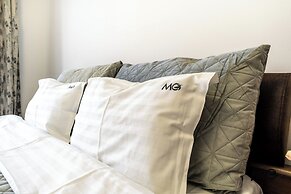 MoHost Dynamic - Modern 2BR Apartment