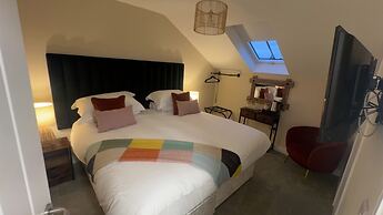 The Courtyard Bar, Kitchen & Rooms