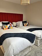 The Courtyard Bar, Kitchen & Rooms