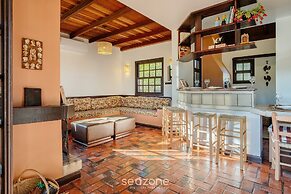 3-bedroom House 800m From the Beach Tab0140