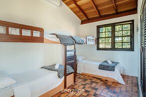3-bedroom House 800m From the Beach Tab0140