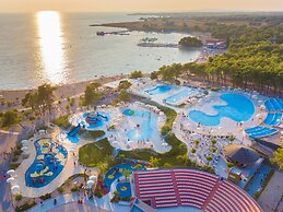 Caravan Park in Nin With Sandy Beach & Pools