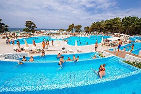 Caravan Park in Nin With Sandy Beach & Pools