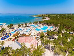 Caravan Park in Nin With Sandy Beach & Pools