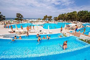Caravan Park in Nin With Sandy Beach & Pools