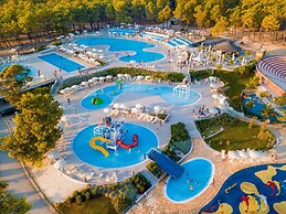 Caravan Park in Nin With Sandy Beach & Pools