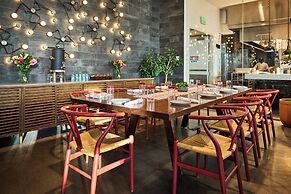 The Envoy Hotel, Autograph Collection