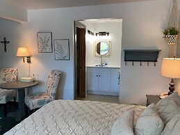 Moose Creek Lodge & Suites