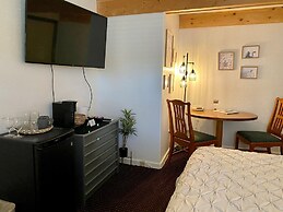 Moose Creek Lodge & Suites