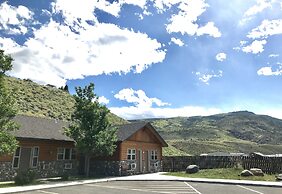Cody Holiday Lodge