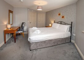 The Queens Hotel & Victoria Cloisters