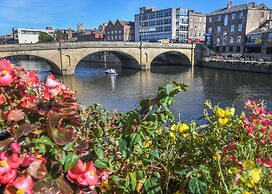 The Queens Hotel & Victoria Cloisters