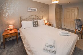 The Queens Hotel & Victoria Cloisters