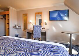 The Queens Hotel & Victoria Cloisters