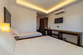 Manaspark Deluxe Hotel