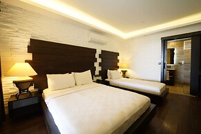 Manaspark Deluxe Hotel