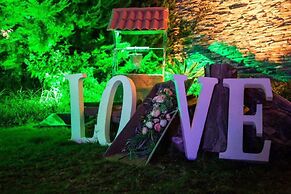 Manaspark Deluxe Hotel