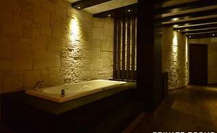 Manaspark Deluxe Hotel