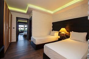 Manaspark Deluxe Hotel