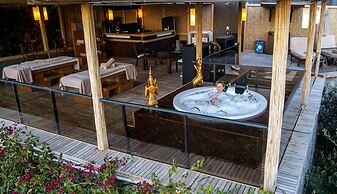 Manaspark Deluxe Hotel