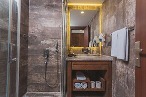 Manaspark Deluxe Hotel