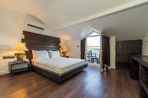 Manaspark Deluxe Hotel