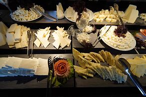 Manaspark Deluxe Hotel