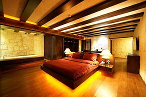 Manaspark Deluxe Hotel