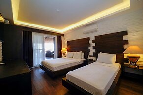 Manaspark Deluxe Hotel