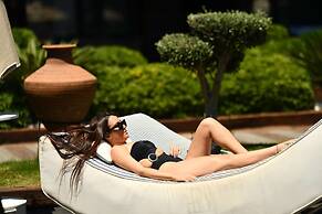 Manaspark Deluxe Hotel