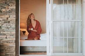 Manaspark Deluxe Hotel