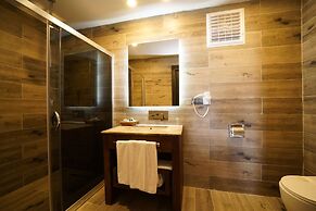 Manaspark Deluxe Hotel