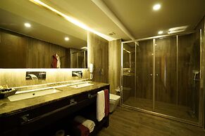 Manaspark Deluxe Hotel