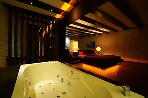 Manaspark Deluxe Hotel