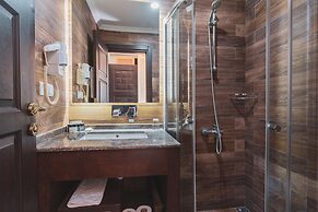 Manaspark Deluxe Hotel