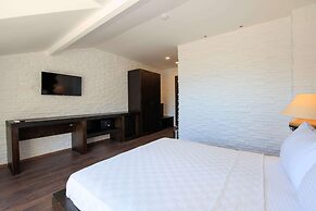 Manaspark Deluxe Hotel