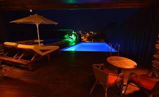 Manaspark Deluxe Hotel