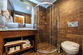 Manaspark Deluxe Hotel