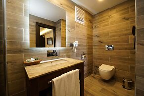 Manaspark Deluxe Hotel