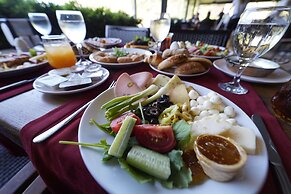 Manaspark Deluxe Hotel