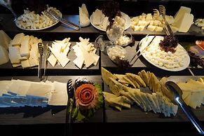 Manaspark Deluxe Hotel