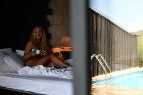 Manaspark Deluxe Hotel