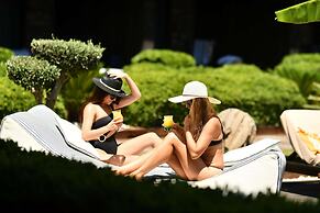 Manaspark Deluxe Hotel