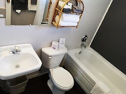 Overlook Inn & Cabins