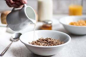 White Hart Hotel & Apartments