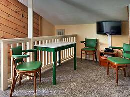 Wheeler on the Bay Lodge & Marina